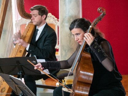 uliane Laake an der Viola da Gamba und Maximilian Ehrhardt an der Barockharfe